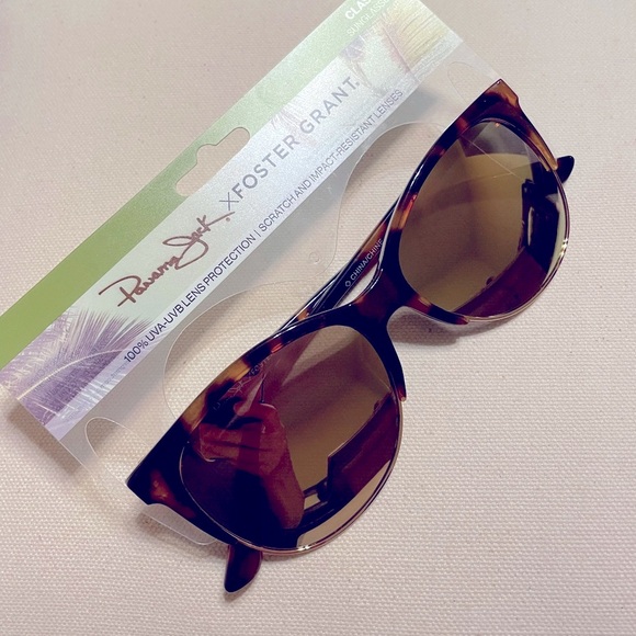 Foster Grant Women's mirrored Classic Fashion Sunglasses - Picture 2 of 7